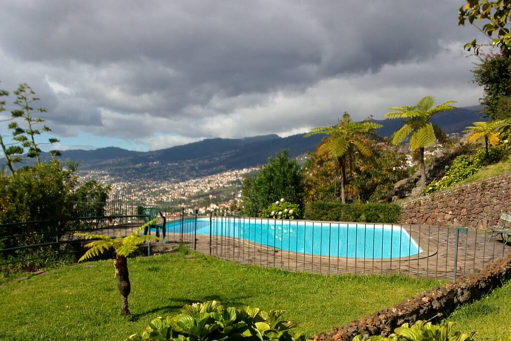 Piscina e jardim