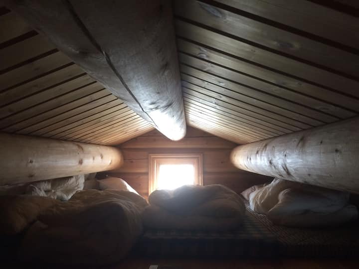 Hemsen er ei koselig "hule" som lett kan romme fire trollunger :-)