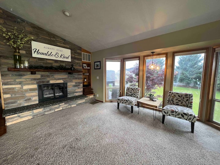 La chimenea de gas (de temporada) es una bonita falsificación para las noches más frescas. 

¡Rincón de lectura lleno de todo tipo de libros increíbles para leer durante tu estancia!