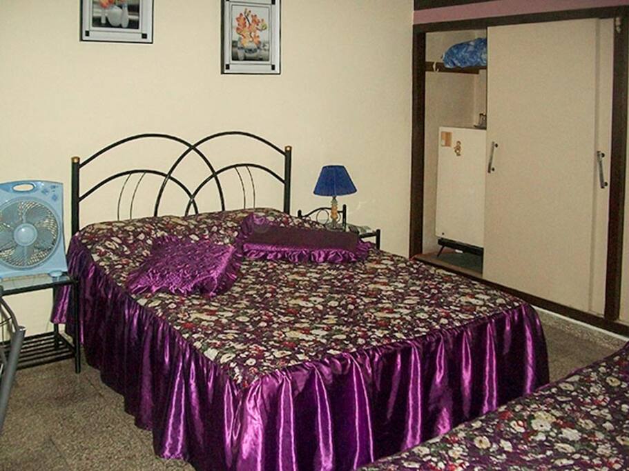 Cuarto2:
Precio: 25 CUC
Cantidad de adultos: 2
Servicios:
-Aire Acondicionado
-Agua caliente
-TV
-Refrigerador/Minibar
-Corriente eléctrica 220V / 60Hz
-Corriente eléctrica 110V / 60Hz
-Baño independiente
-Servicio de desayuno, almuerzo, cena
-Lavandería