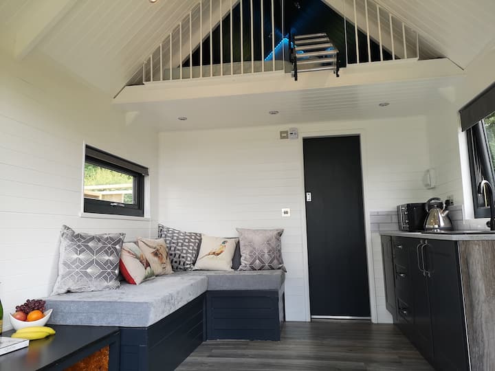 Long Mountain View Tiny House With Hot Tub - North Wales