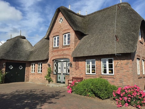 Spacious thatched cottage