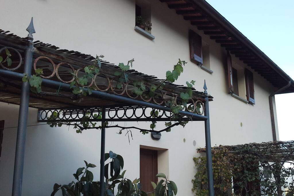 Le finestre dell'appartamento e l'ingresso indipendente
