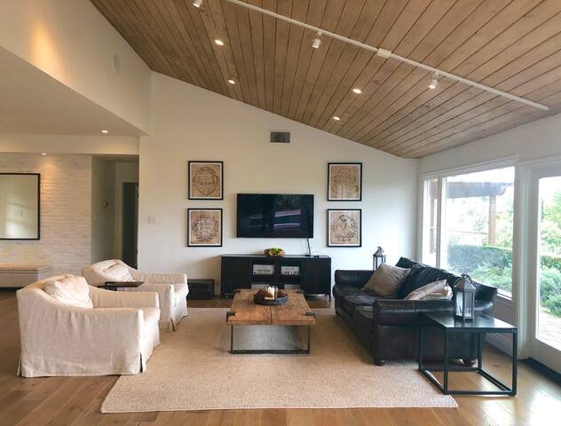 Dream Home , Spectacular City & Mountain Views gallery image 3