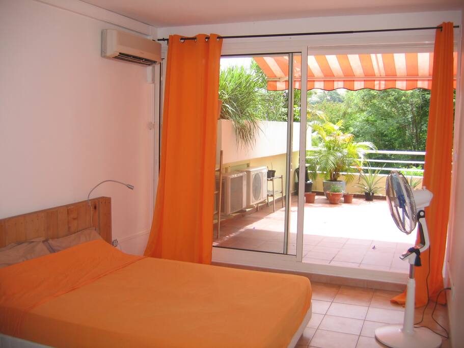 Chambre parentale de 16 m2 donnant sur la terrasse
