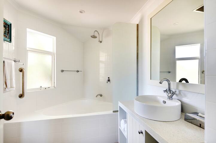 2 Bedroom Apartment at Cable Beach gallery image 3