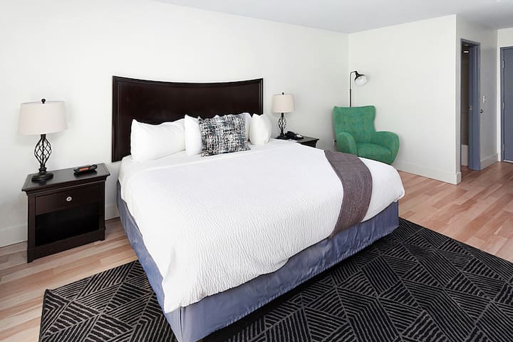 King room w/Hot tub & Lake view