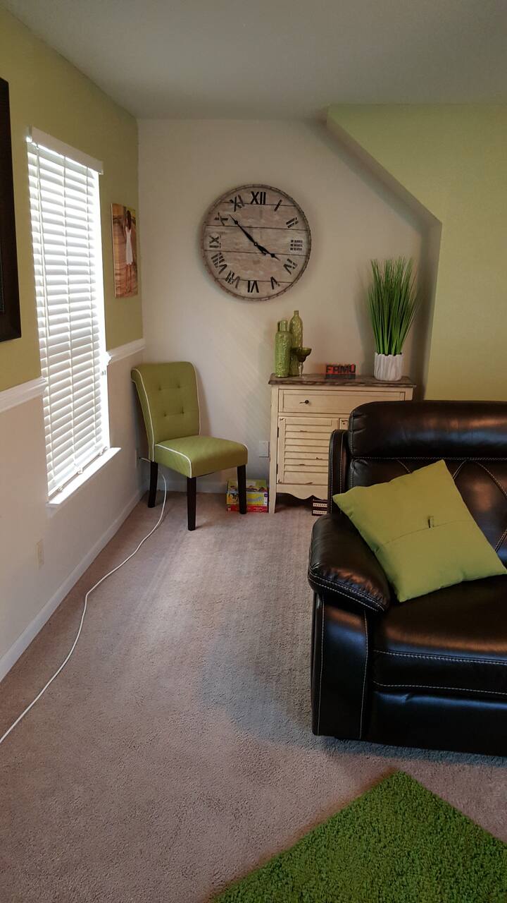 Minutes to Spdwy/Uptown. COZY AND SPACIOUS!!! Houses for Rent in