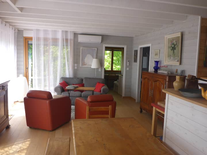 Pleasant 3* wood house near the sea and shops