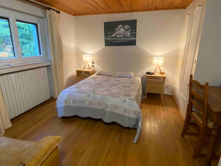 Bear Room ( Hill ) na 140 kitanda - 1 WARDROBE chumbani - dawati ndogo na sofa .