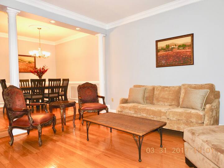 ห้องนั่งเล่นและห้องรับประทานอาหาร