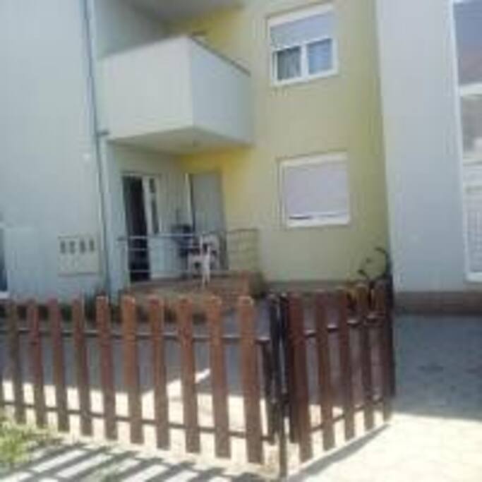 Ovo je ulaz u apartman,a ispred ograđeno dvorišta da se djeca mogu sa sigurnošću igrati