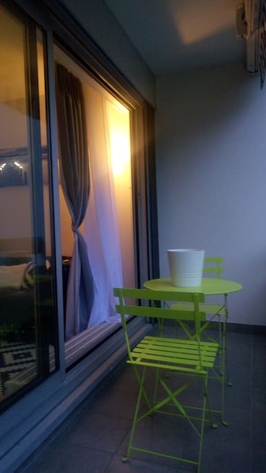 Petit Balcon avec une table