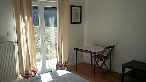 Chambre indépendante avec salle de bain au calme