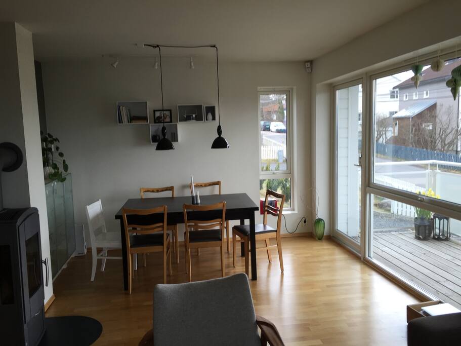 Spisestue og utgang til veranda i første etasje