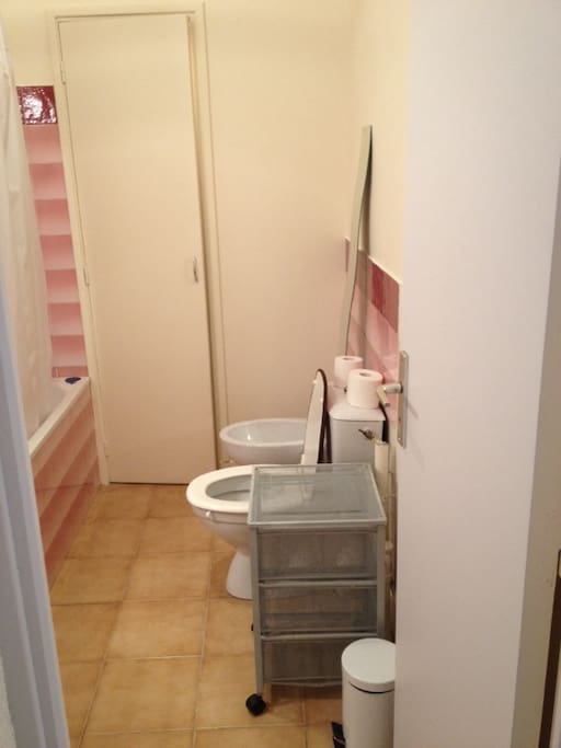 Salle de bain avec baignoire et dressing au fond