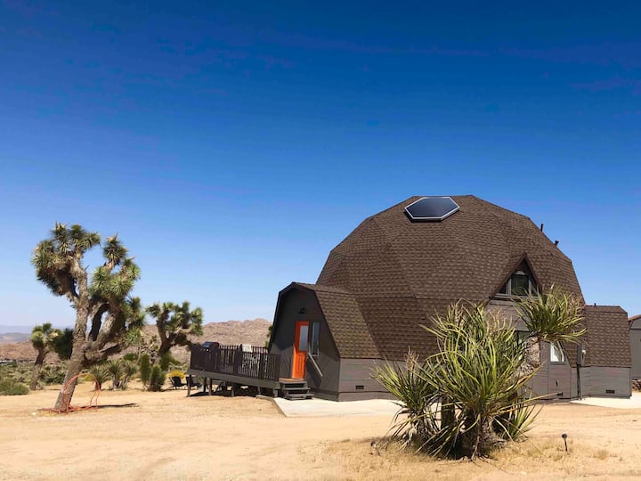 Joshua Tree Geodesic Dome House *hot tub* Dome houses for Rent in
