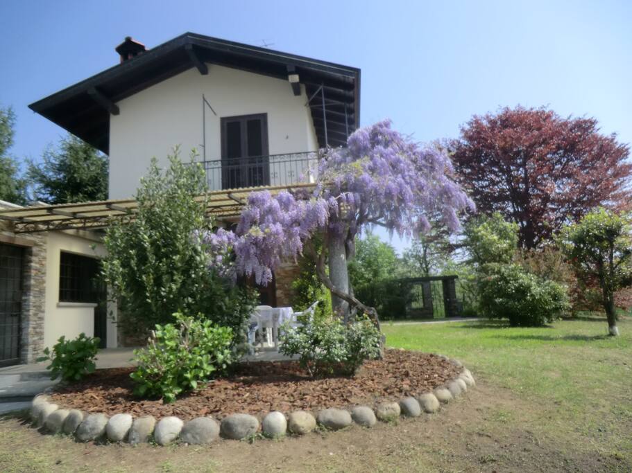 Una porzione del giardino del Casale in primavera
