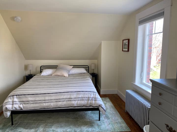 חדר שינה 1: מיטת קווין סייז עם מזרן ויסקו חדש ופינת קריאה.