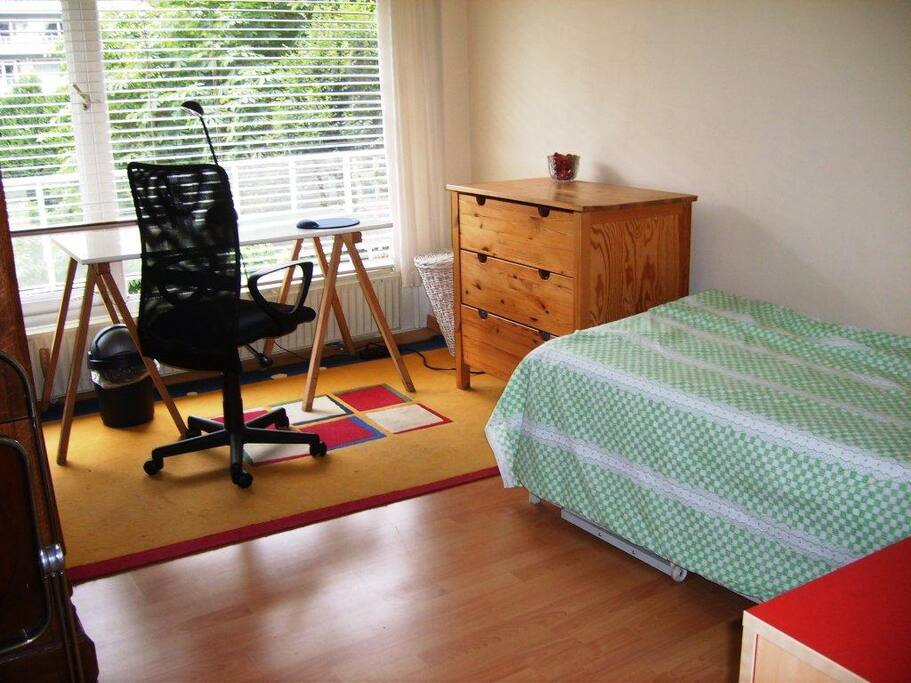 Chambre lumineuse avec vue sur parc. Commode, grande garde robes, bureau