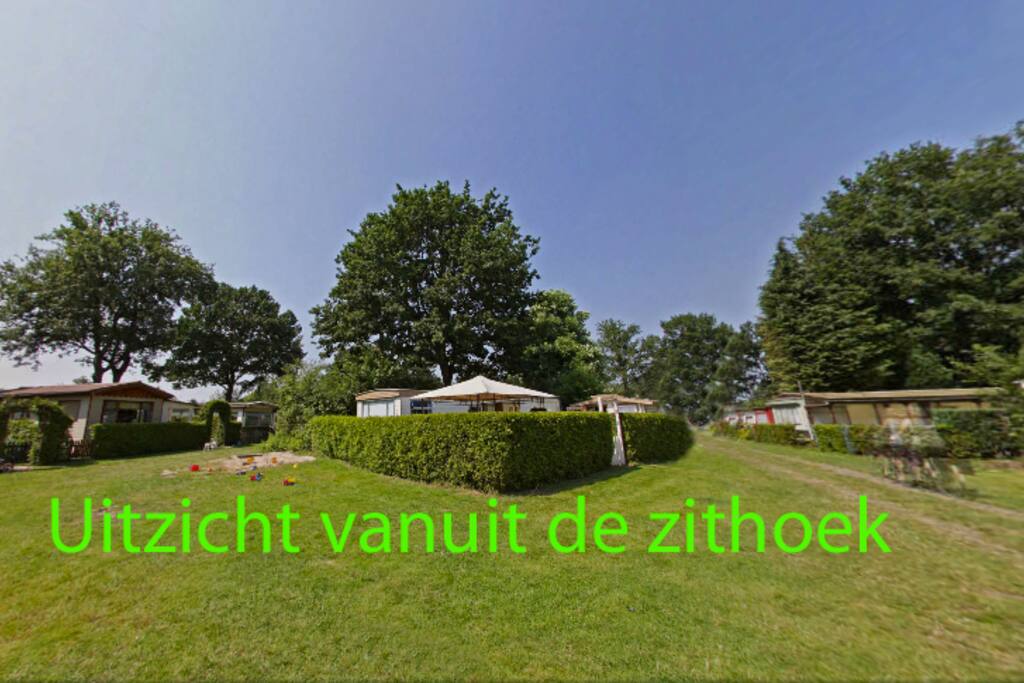 Uitzicht op veldje vanuit de caravan