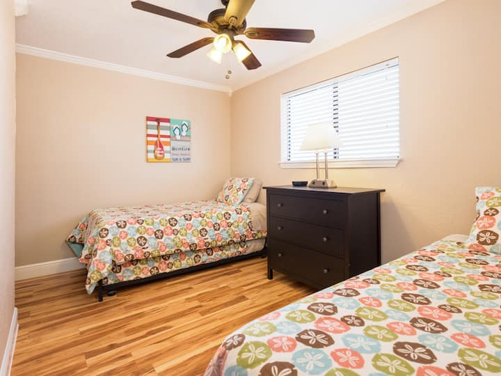 Dhoma e gjumit dopio ka dy krevate dopio plus një krevat të tretë dhe një televizor transmetues Roku.