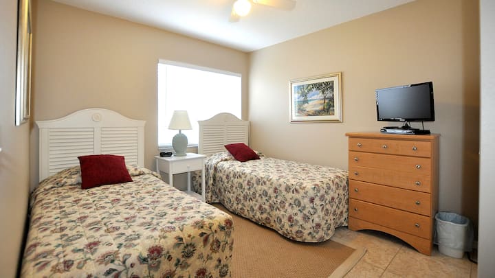 შუა საძინებელში ახლა დგას ორსართულიანი საწოლი: ქვედა ნაწილი ორადგილიანია, ზედა კი — ერთადგილიანი. (ახალი ფოტო მალე გამოქვეყნდება).