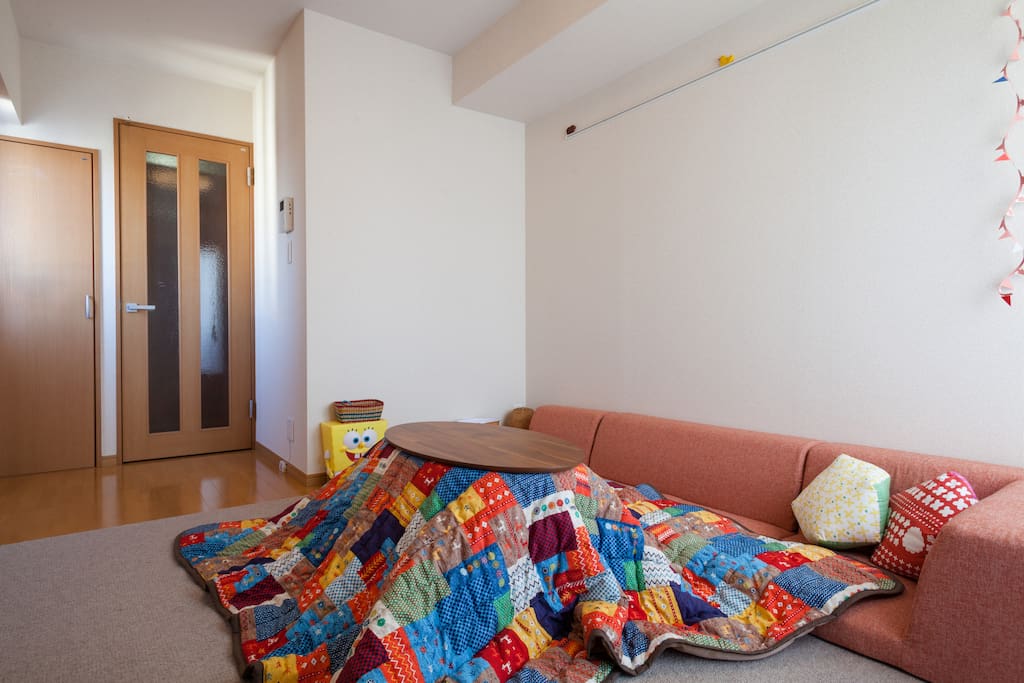 ローソファ+こたつでゴロゴロくつろげます。
Please relax in a good low sofa of the comfort.