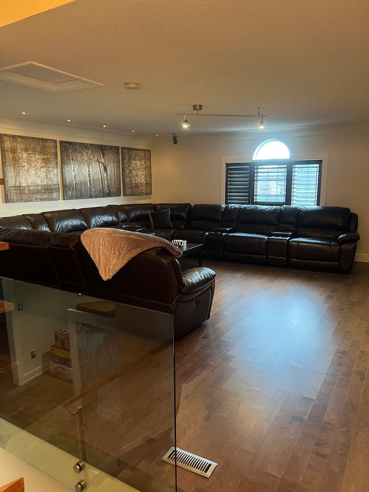 Cheerful 4 Bedroom Home With Indoor Fireplace - Barrie