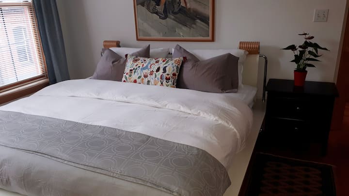 חדר שינה ראשי - מיטת קינג