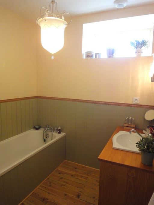 Salle de bain (il y a aussi une salle d'eau).
