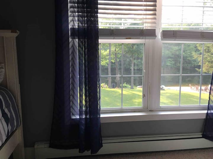 楼上最大的卧室可欣赏水景