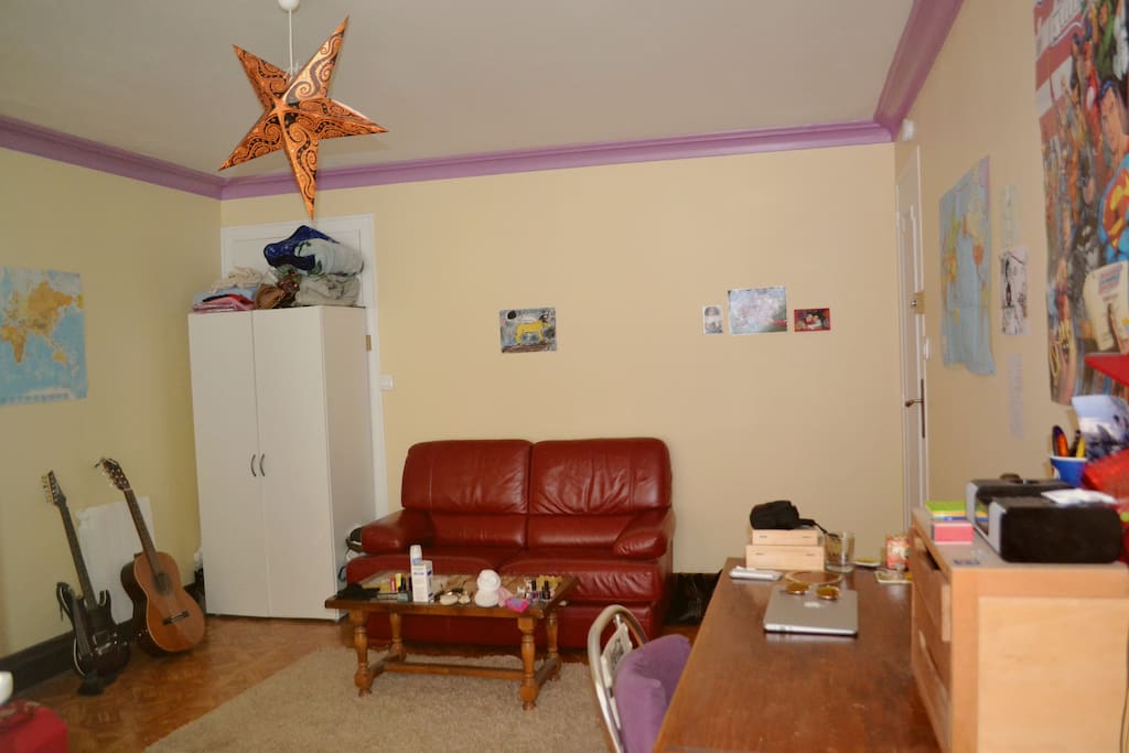 Chambre - vue de l'entrée (Canapé, bureau, table basse)
