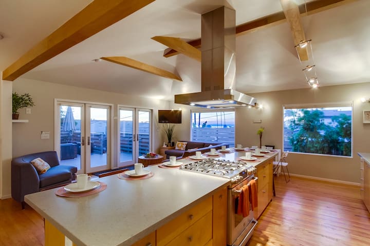 Hidden Beach Oasis, 2 Blks to Sand, A/C, Pets Ok!