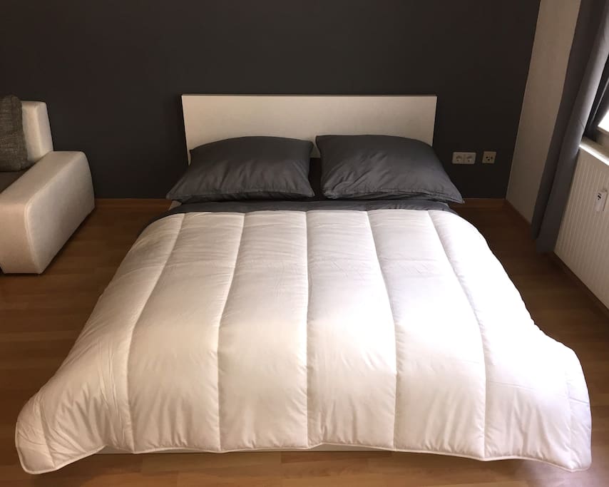 Bett (140x200 cm mit frischer Bettwäsche) | bed (140x200 cm with fresh bed linen)