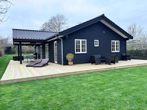 New and child-friendly summerhouse in quiet surroundings