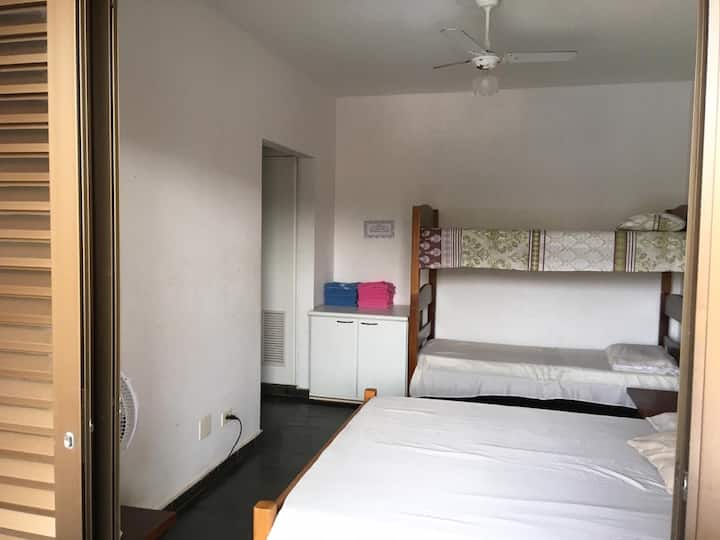 Suite principal con cama tamaño king más 1 litera.