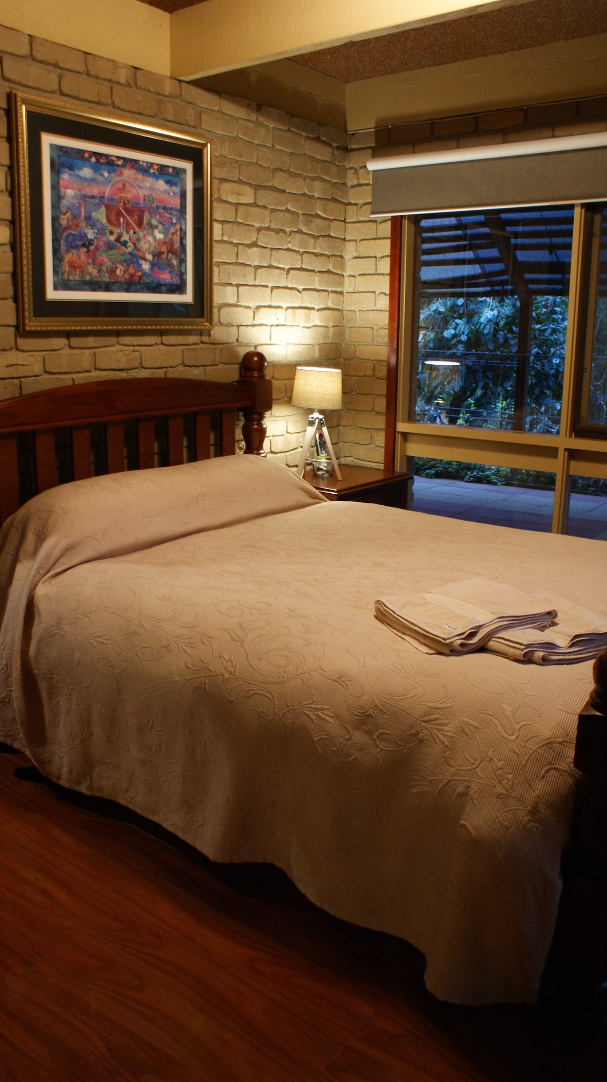 Dormitorio principal con cama tamaño queen