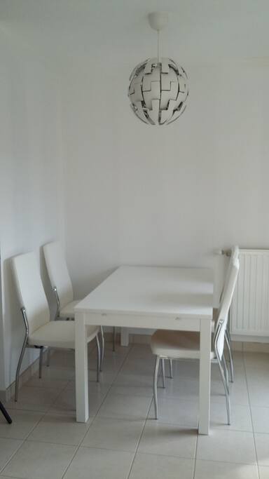 table avec allonge pouvant accueil 8 personnes