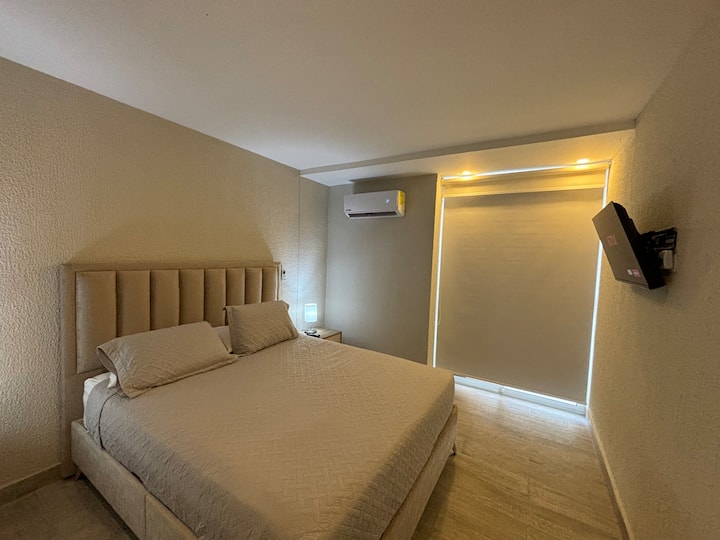 Quarto ✨principal com TV: Vista-se pacificamente em sua suíte, com um armário espaçoso e um banheiro luxuoso com chuveiro de efeito chuva, sentindo-se como um hotel cinco estrelas.

Quarto ✨principal: durma tranquilamente na sua suíte.