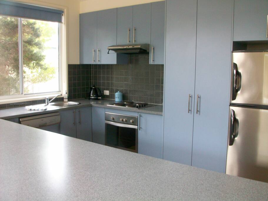 Spacious Modern Kitchen