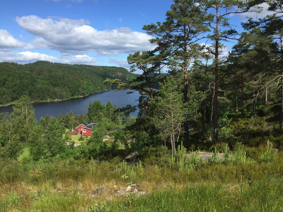 Utsikt over Kleivsetvannet, badeplass med kanoer nede til venstre.