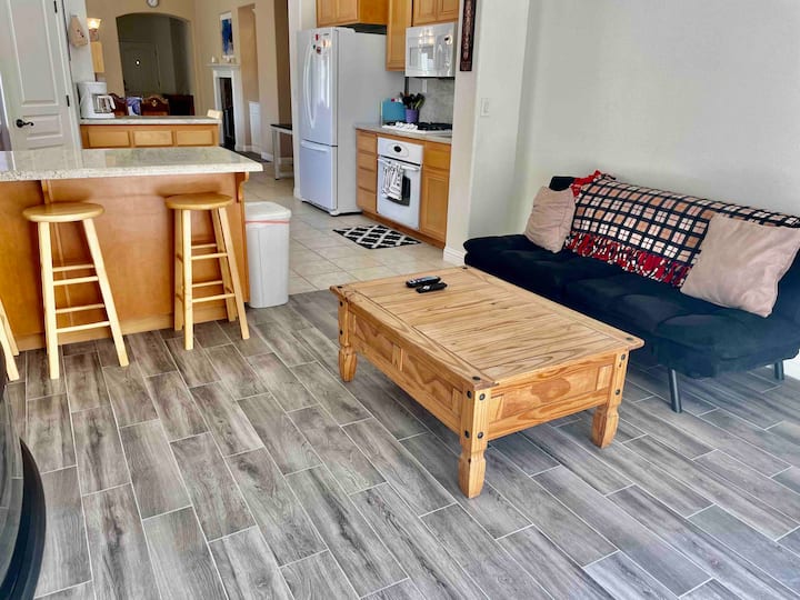 Მეორადი მისაღები ოთახი, რომელიც სამზარეულოში იყურება