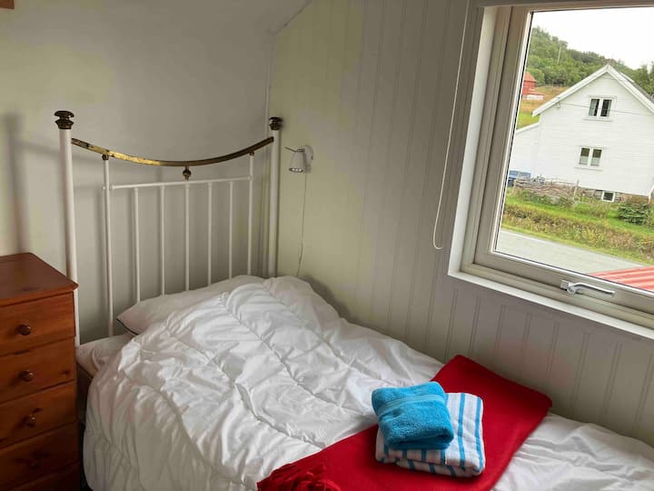 Პატარა საძინებელი ზღვითა და მთის ხედით