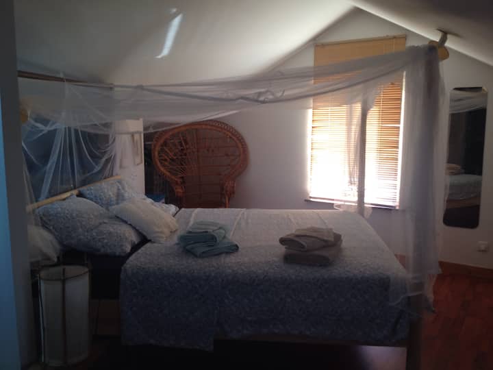 غرفة النوم الرئيسية في الطابق العلوي 