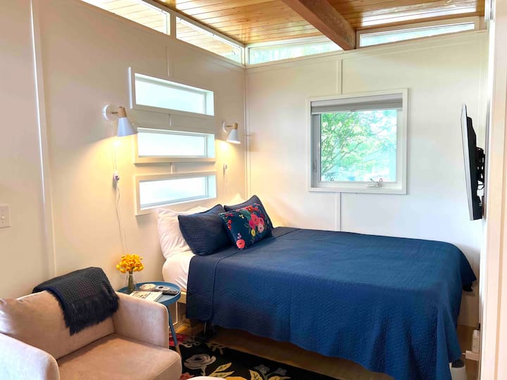 Novi (05/2023) bračni krevet od memorijske pjene.  Krevet je uzdignut kako bi se smjestila prtljaga + ladice na platnu ispod kreveta dostupne su za odlaganje odjeće i stvari.  