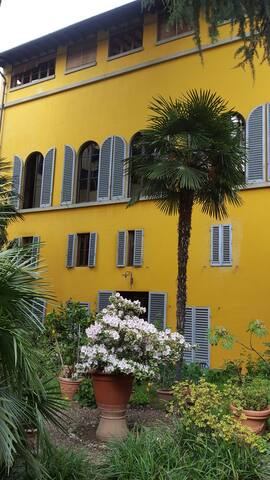 Historical mansion in Florence with garden gallery image 4