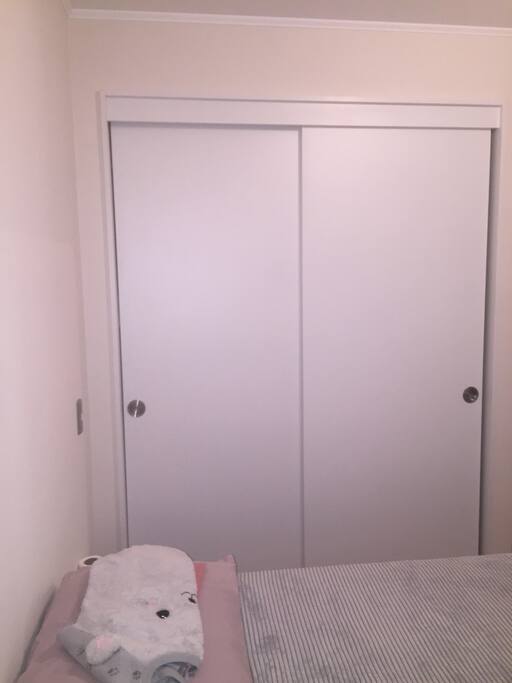 Dormitorio con closet
