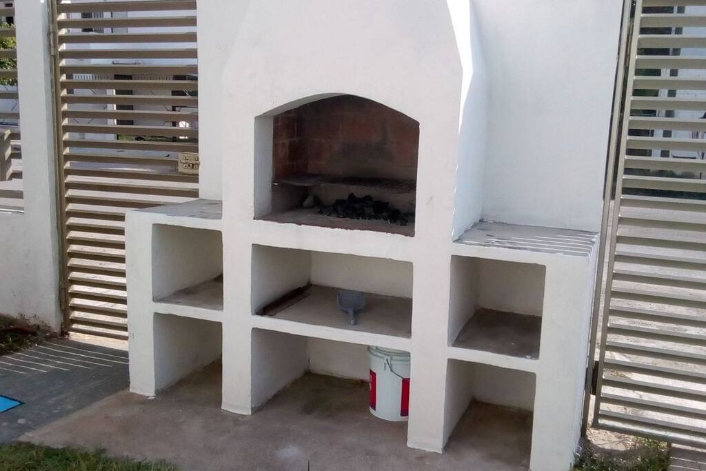 Asador en el jardín
