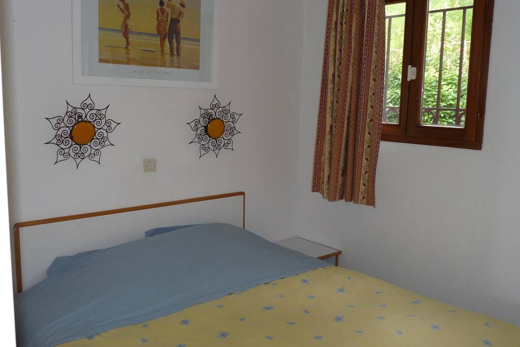 ...Chambre avec grand lit 200X160 sur latex.